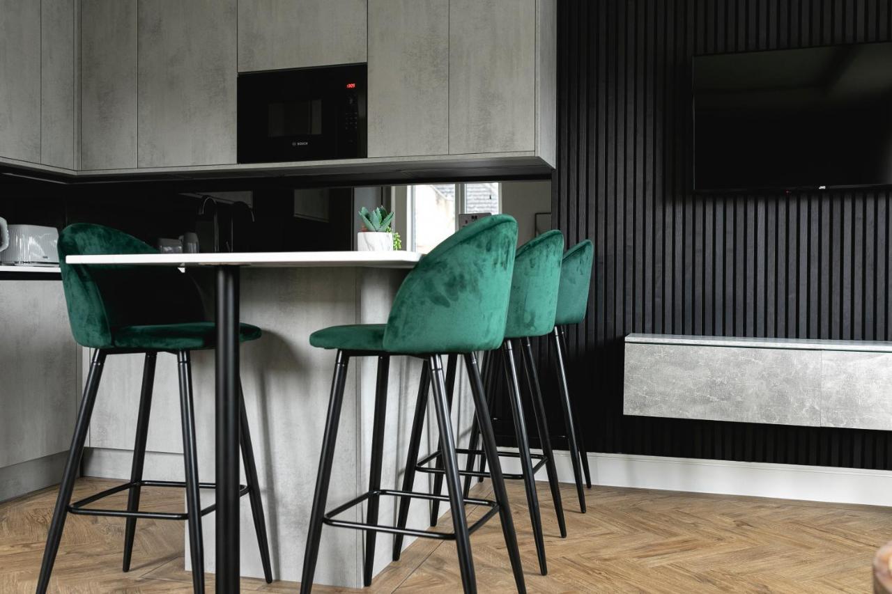 Skyvillion - Cozy Large 4 & 1 Bed Apartments In London Enfield, Mins To Tube Station, Free Wi-Fi Bagian luar foto