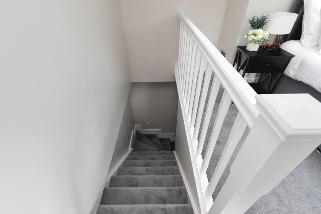 Skyvillion - Cozy Large 4 & 1 Bed Apartments In London Enfield, Mins To Tube Station, Free Wi-Fi Bagian luar foto