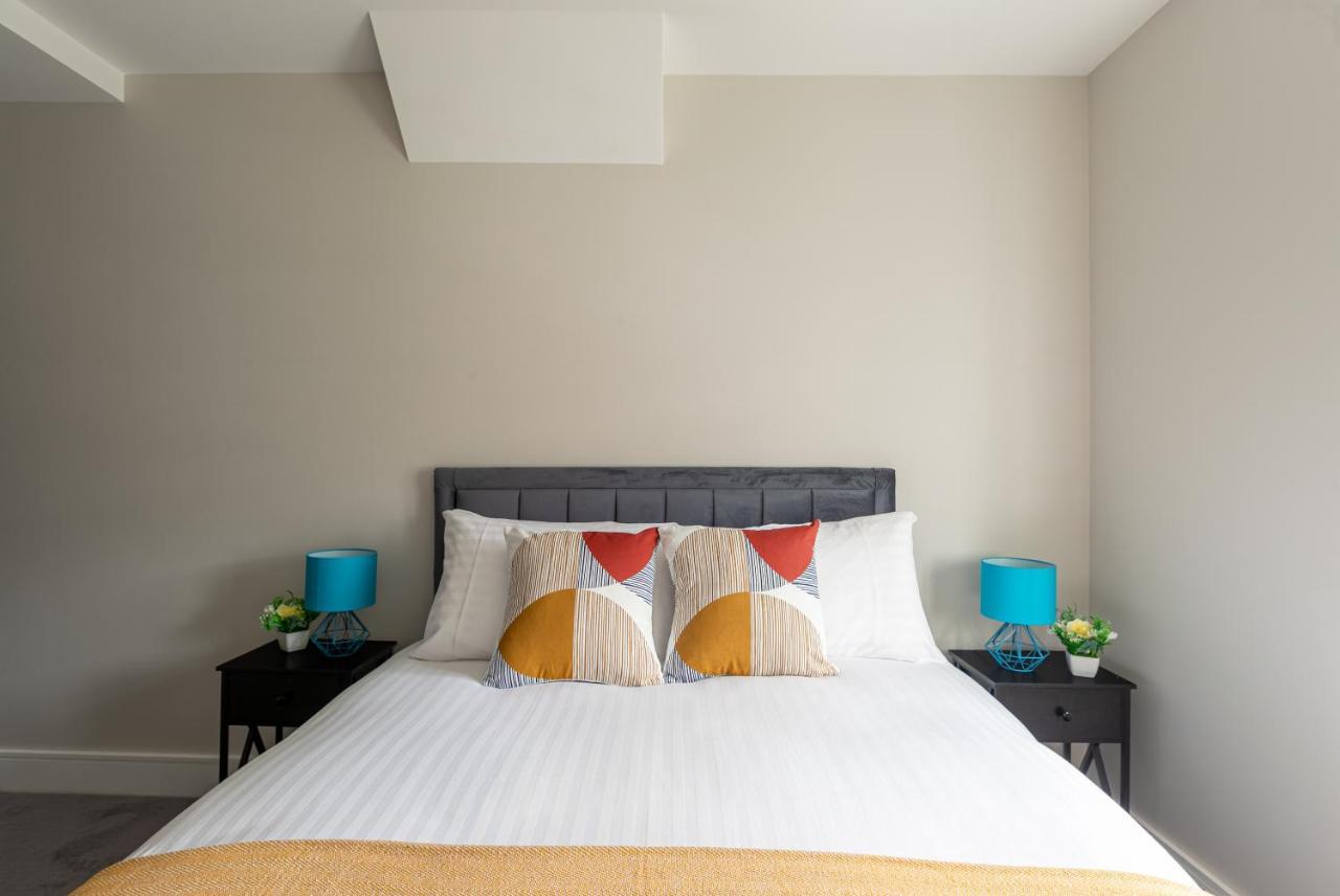 Skyvillion - Cozy Large 4 & 1 Bed Apartments In London Enfield, Mins To Tube Station, Free Wi-Fi Bagian luar foto