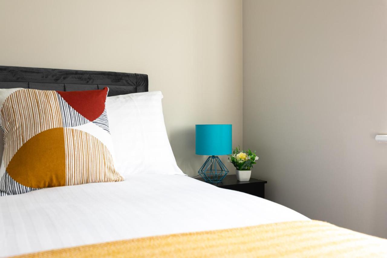 Skyvillion - Cozy Large 4 & 1 Bed Apartments In London Enfield, Mins To Tube Station, Free Wi-Fi Bagian luar foto