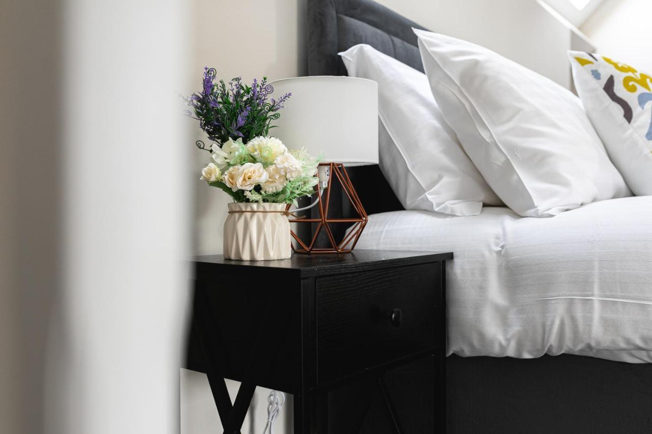 Skyvillion - Cozy Large 4 & 1 Bed Apartments In London Enfield, Mins To Tube Station, Free Wi-Fi Bagian luar foto
