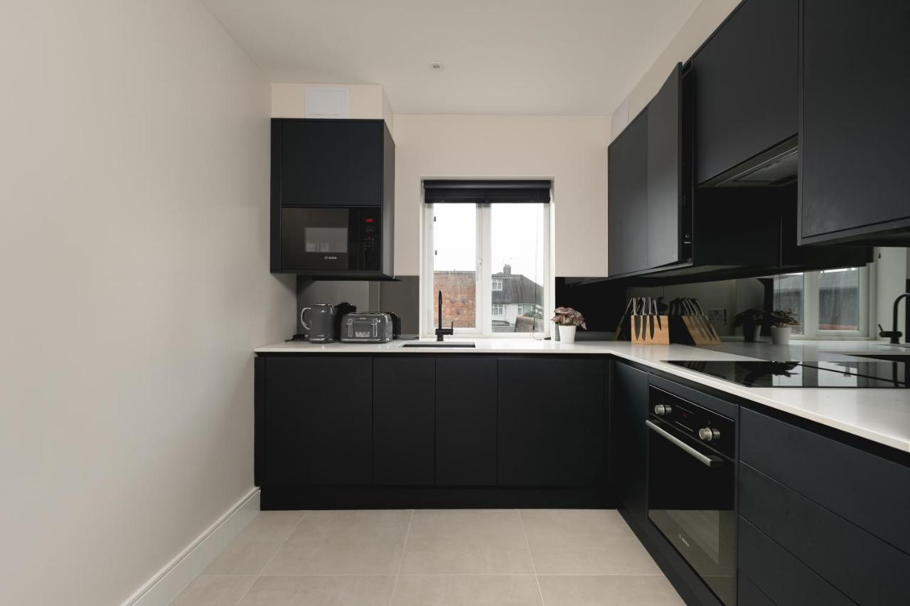 Skyvillion - Cozy Large 4 & 1 Bed Apartments In London Enfield, Mins To Tube Station, Free Wi-Fi Bagian luar foto