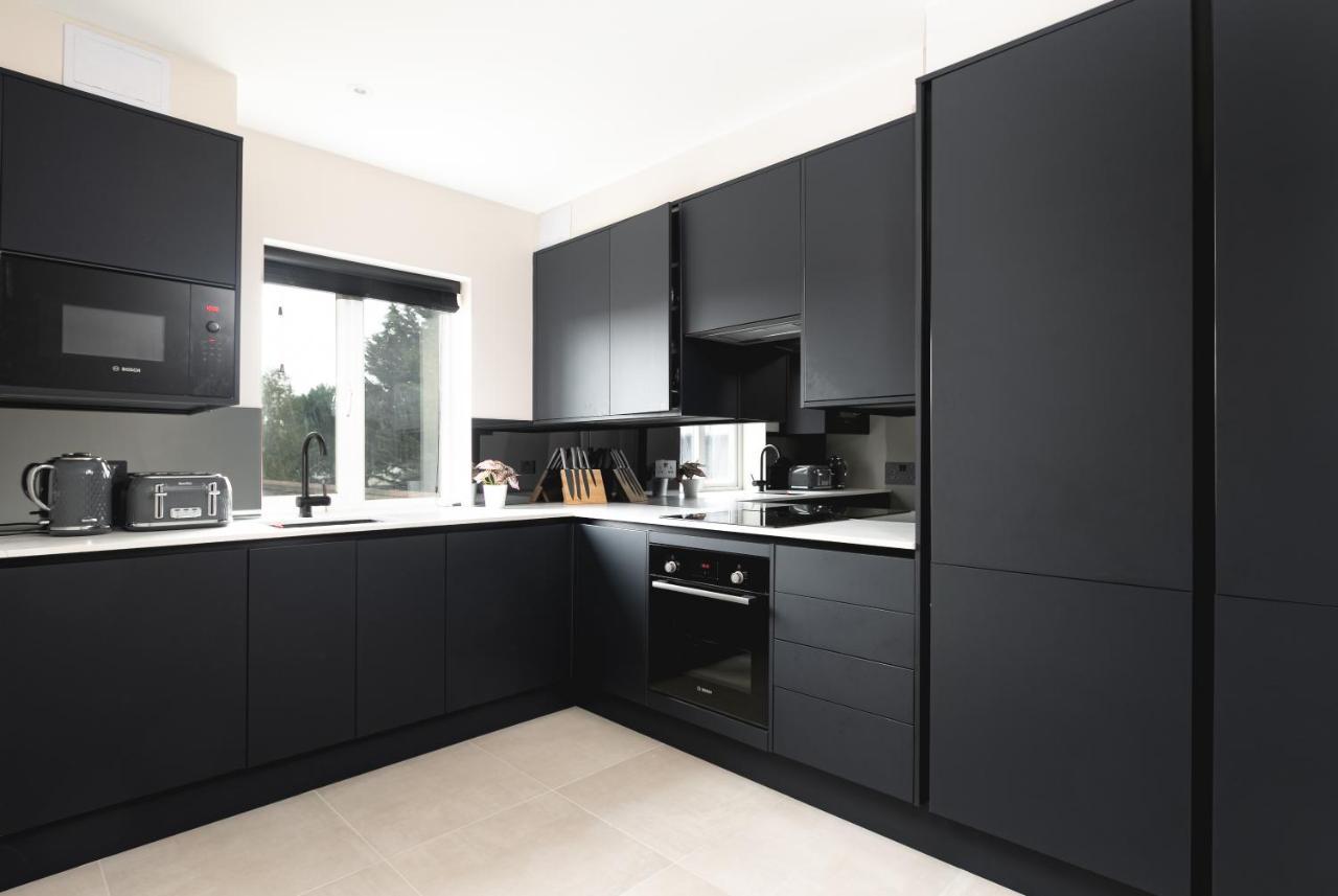Skyvillion - Cozy Large 4 & 1 Bed Apartments In London Enfield, Mins To Tube Station, Free Wi-Fi Bagian luar foto