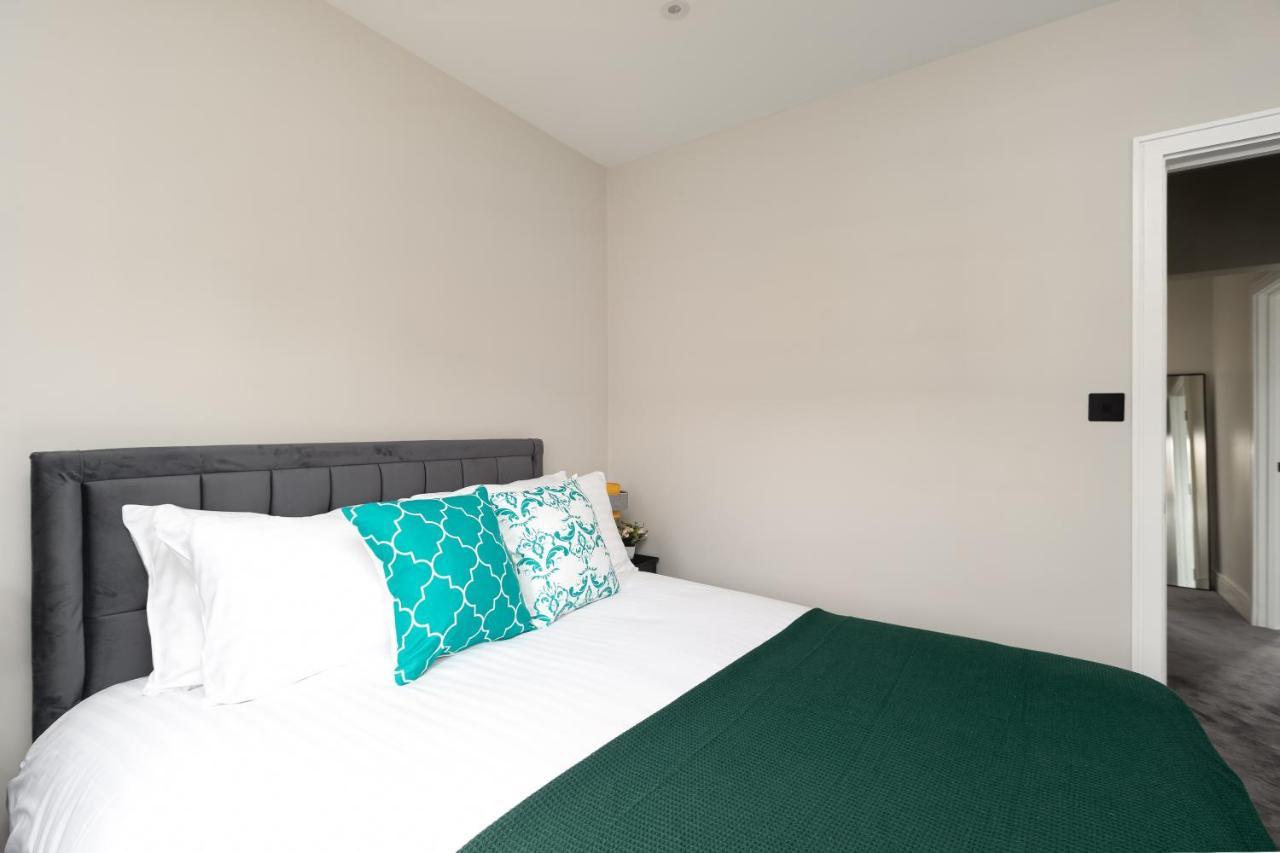 Skyvillion - Cozy Large 4 & 1 Bed Apartments In London Enfield, Mins To Tube Station, Free Wi-Fi Bagian luar foto