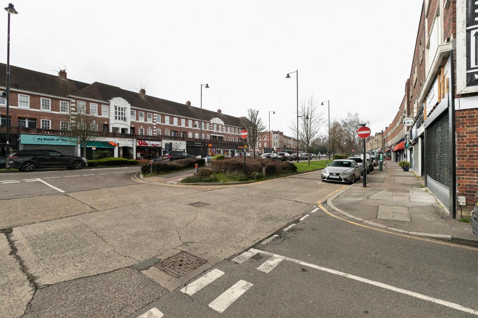 Skyvillion - Cozy Large 4 & 1 Bed Apartments In London Enfield, Mins To Tube Station, Free Wi-Fi Bagian luar foto